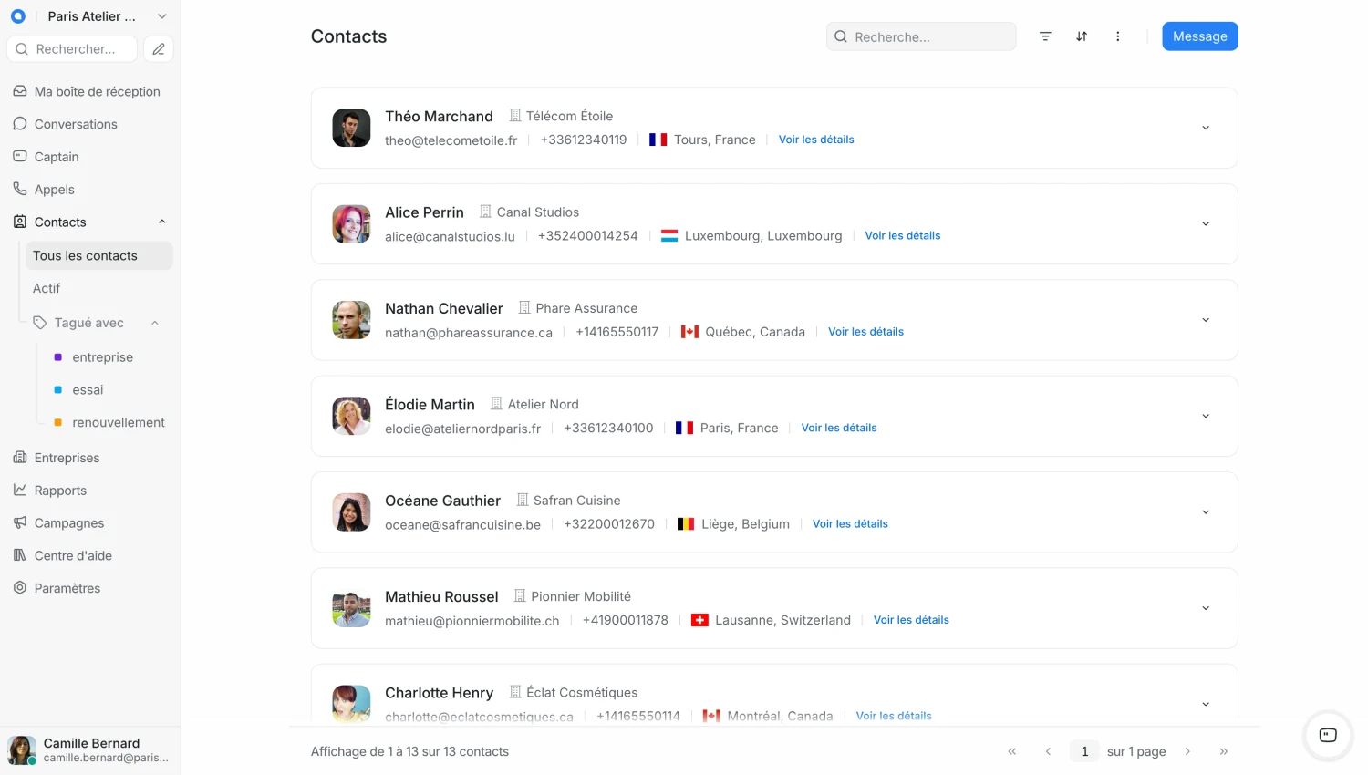 Liste des contacts Replynivo avec le nom, l’entreprise, l’e-mail, le téléphone et la localisation de chaque contact, et les étiquettes dans la barre latérale.