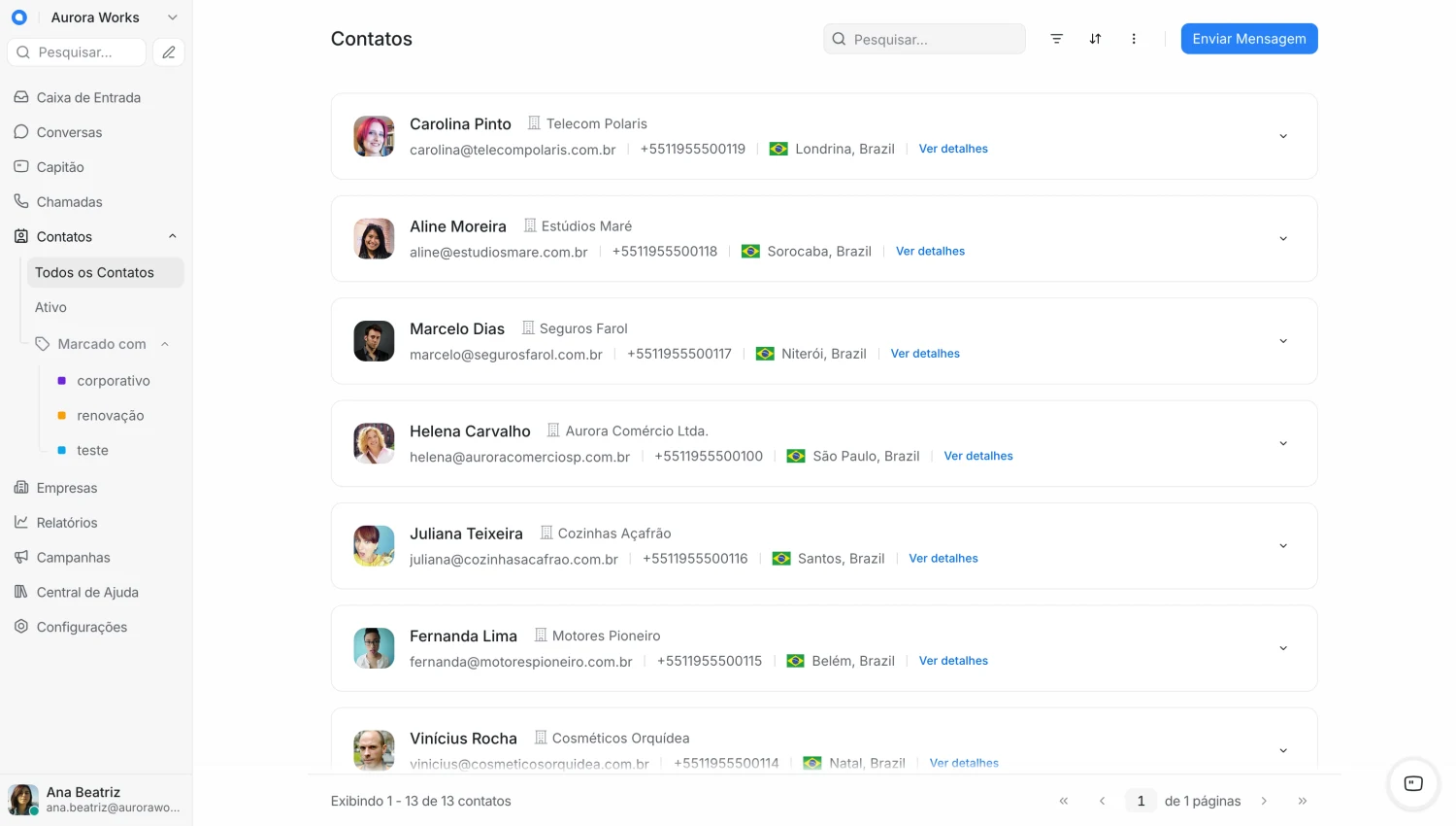Lista de contatos do Replynivo com o nome, a empresa, o e-mail, o telefone e a localização de cada contato, e as etiquetas na barra lateral.