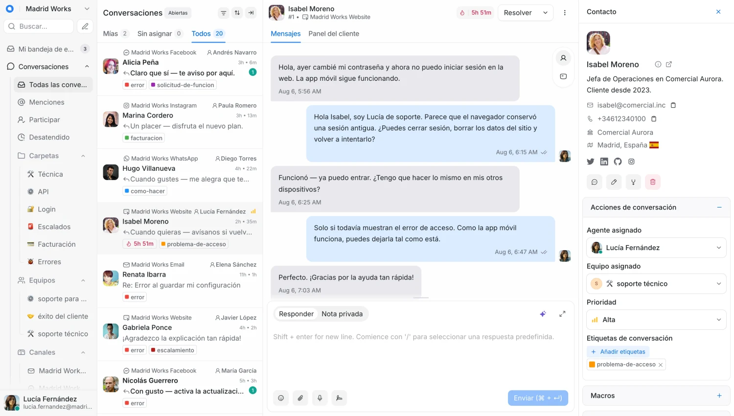 Vista de conversaciones de Replynivo: la lista de la bandeja de entrada a la izquierda, una conversación abierta con un cliente en el centro y el panel de detalles del contacto y acciones de la conversación a la derecha.